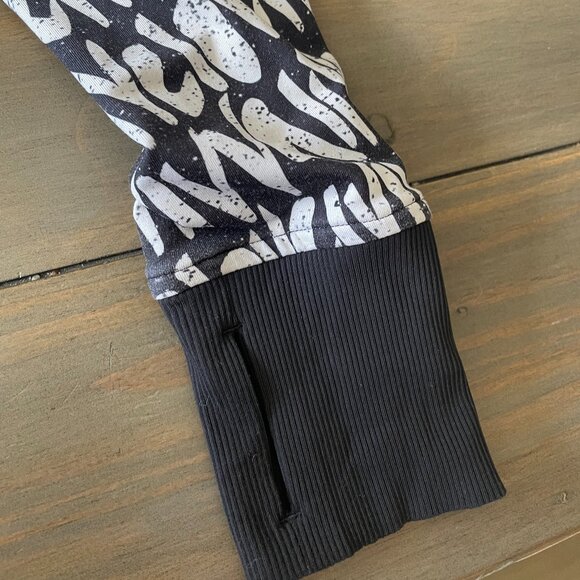 Reversible zip up athletic sweater by Ivivva size 12 -black and white - Picture 12 of 14